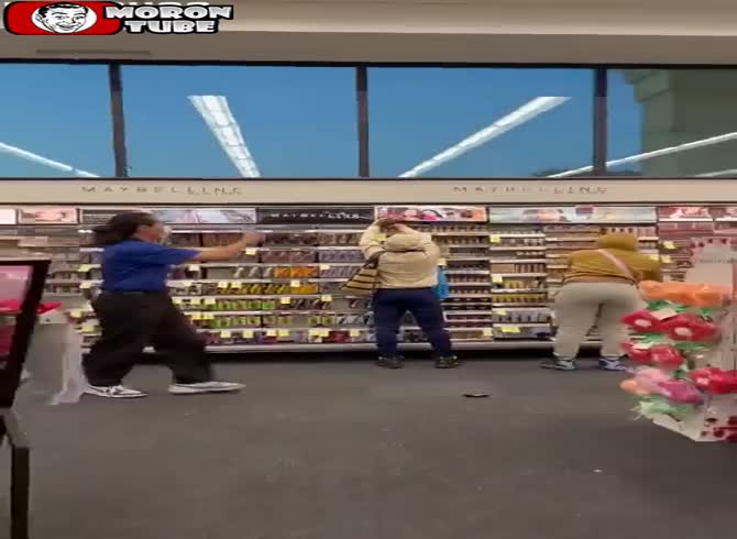 Video :In California, two female robbers assist themselves at a Walgreens